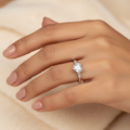 Cœur Brillant — Hand Close-Up