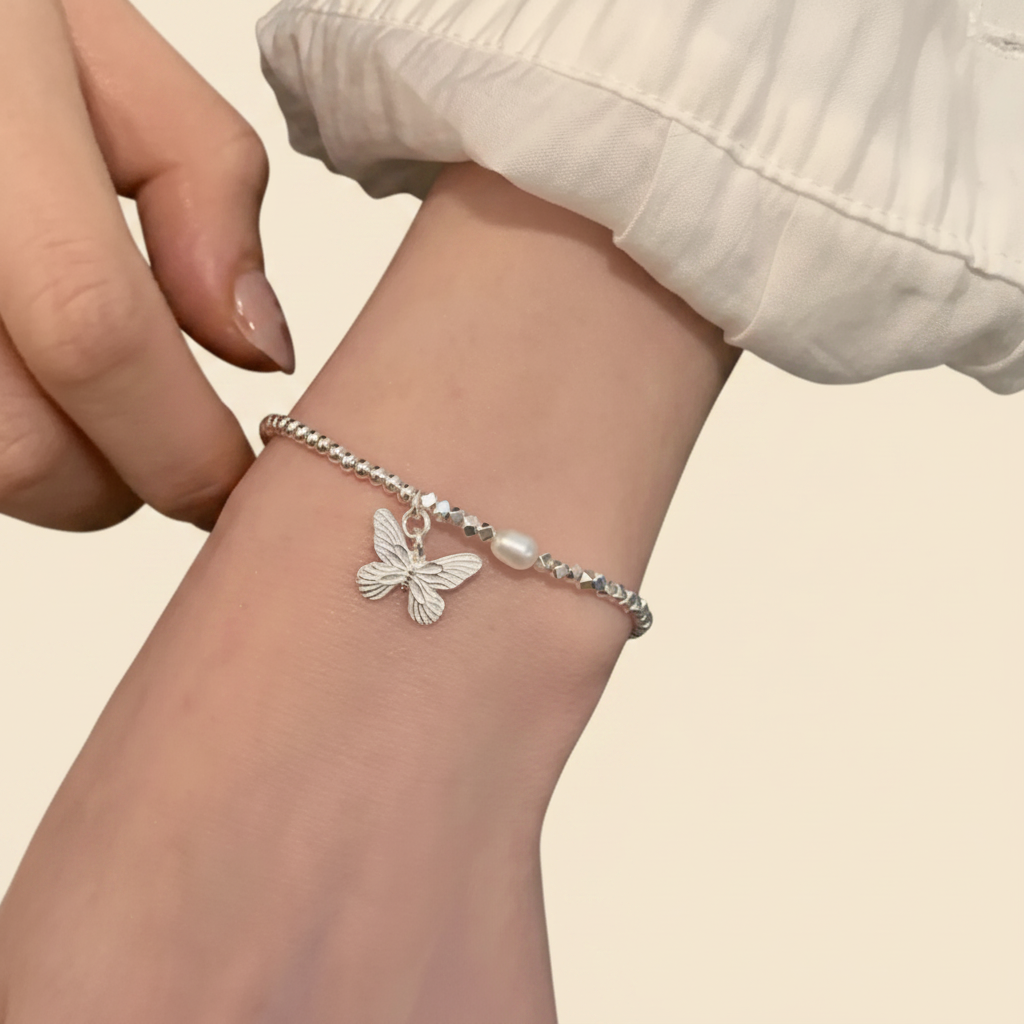 Papillon Perle — Wrist Close-Up